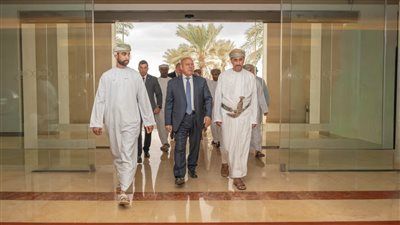 وزير الصناعة والنقل يزور ميناء صحار والمنطقة الحرة للتعرف على القدرات التصنيعية بالمنطقة - الخليج الان