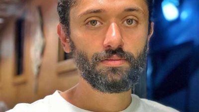 كريم محمود عبد العزيز: لازم يكون في فاصل بين الزوجين بأوقات معينة لحد ما الدنيا تهدى - الخليج الان