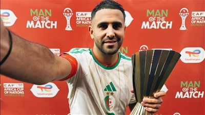 رياض محرز يفوز بجائزة أفضل لاعب في مباراة الجزائر والسودان - الخليج الان