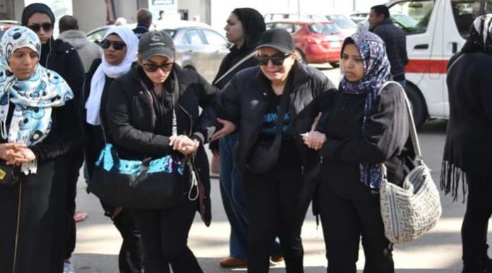 مش قادرة تشيل نفسها.. انهيار شقيقة الفنان طارق الأمير في جنازته | صور - الخليج الان