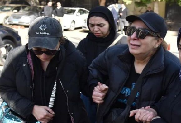 مش قادرة تشيل نفسها.. انهيار شقيقة الفنان طارق الأمير في جنازته | صور - الخليج الان