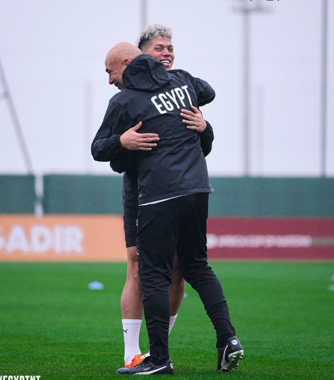 انفراجة في معسكر الفراعنة.. حسام حسن يحتضن إمام عاشور ويؤكد: "مفيش مشاكل" - الخليج الان