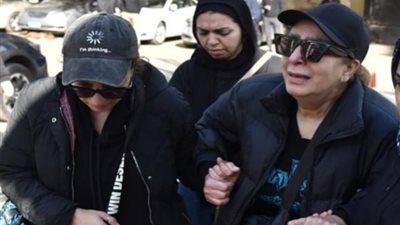 مش قادرة تشيل نفسها.. انهيار شقيقة الفنان طارق الأمير في جنازته | صور - الخليج الان