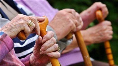 خدمة لتيسير حياة كبار السن.. القانون ينظم توصيل المعاش إلى المنازل برسوم رمزية - الخليج الان