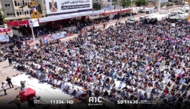 حشود كبيرة من أبناء العاصمة عدن يؤدون صلاة الجمعة في ساحة الاعتصام المفتوح بساحة العروض للمطالبة بإعلان دولة الجنوب العربي