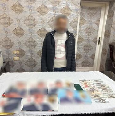 ضبط شاب بحوزته ملصقات ومبالغ مالية لتوزيعها على الناخبين في أبو حمص بالبحيرة - الخليج الان