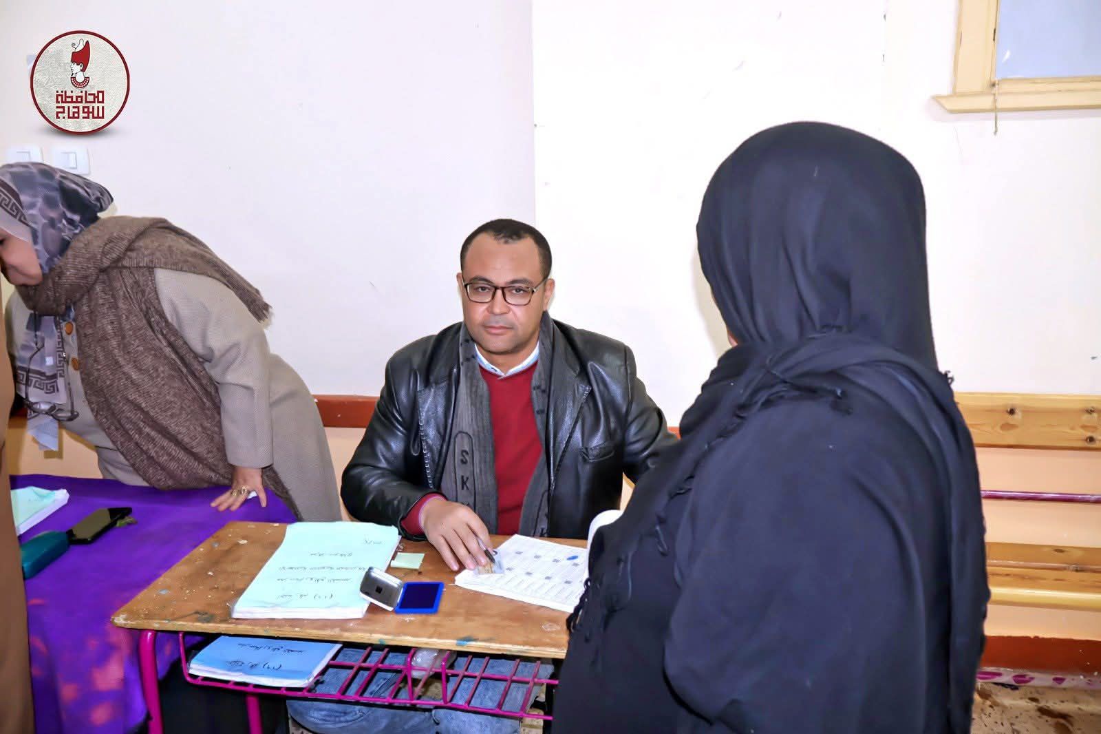 محافظ سوهاج يواصل تفقد لجان انتخابات الإعادة لمجلس النواب - الخليج الان