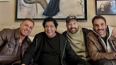 ضحكة من القلب.. أحدث ظهور للكينج محمد منير مع فرقة واما - الخليج الان