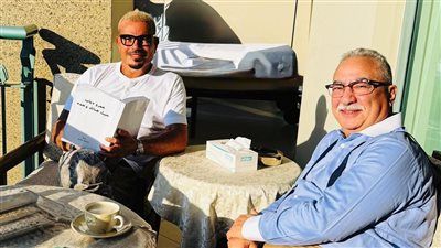 «عمرو دياب.. حيث هناك وحده».. أول ظهور للهضبة يقرأ رواية إبراهيم عيسى عن قصة حياته - الخليج الان