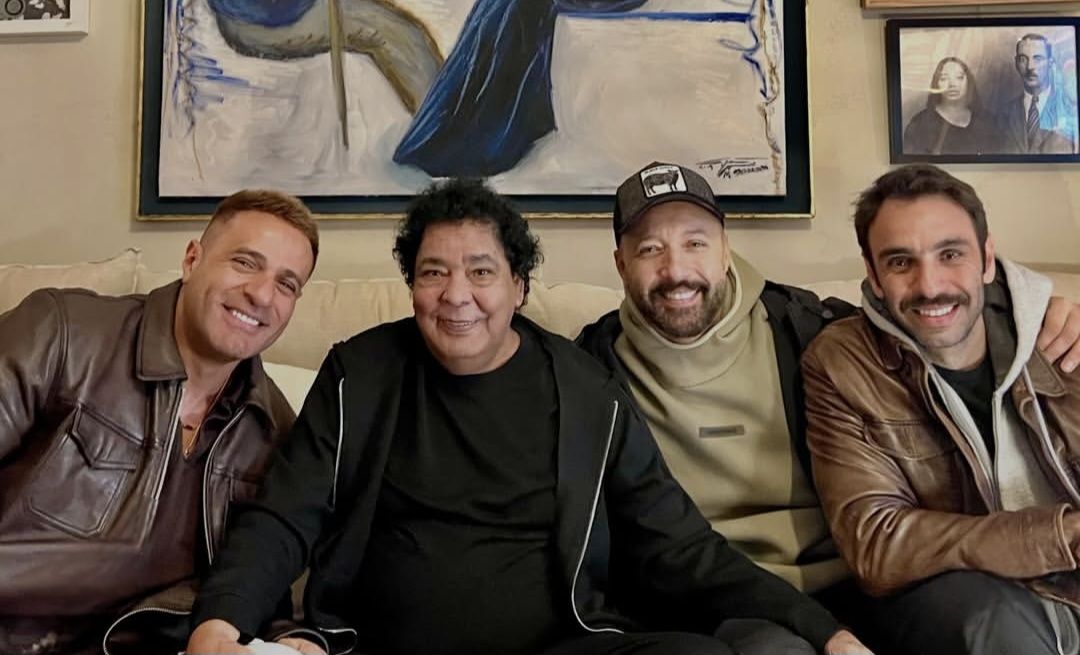 ضحكة من القلب.. أحدث ظهور للكينج محمد منير مع فرقة واما - الخليج الان