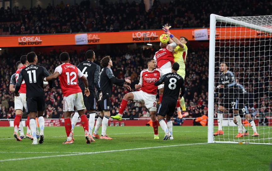 أرسنال يواصل السيطرة على صدارة الدوري الإنجليزي الممتاز برباعية في مرمى أستون فيلا ومانشستر يونايتد يسقط أمام وولفرهامبتون - الخليج الان