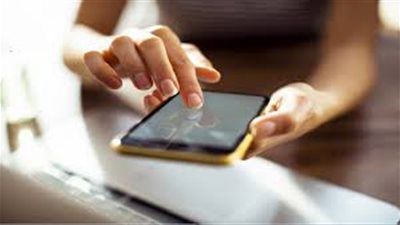 الأمريكيون وجيل Z يتصدران استخدام الهواتف: 4 ساعات يومياً في قبضة الشاشات - الخليج الان