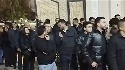 أحمد عز في المقدمة.. حضور كبير من نجوم الفن في عزاء والدة هاني رمزي - الخليج الان