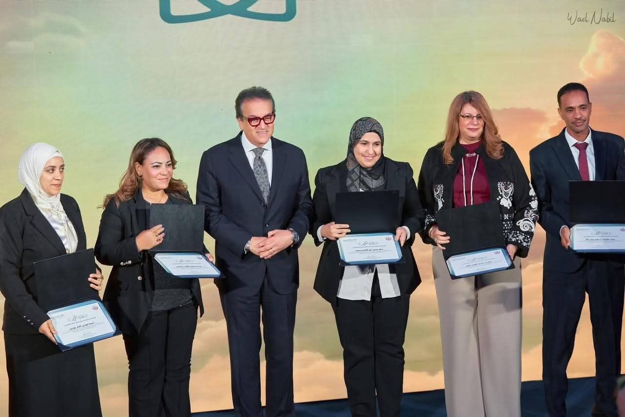 عطاء يُتوج بالوفاء.. وزير الصحة يكرم أبرز وجوه الصحة في البحر الأحمر - الخليج الان