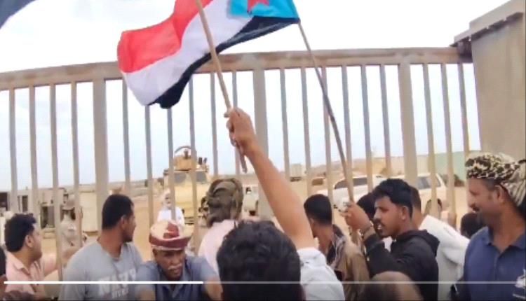 سقطرى .. تظاهرات حاشدة تحاصر بوابة القوات السعودية وهتافات "يا سعودي برع برع" تزلزل الأرخبيل