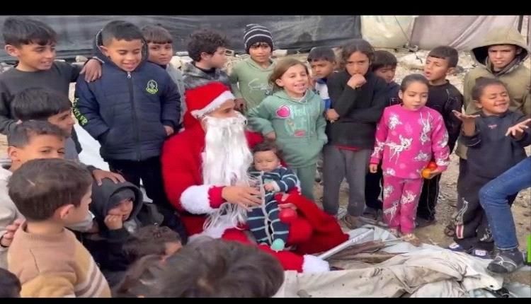 بابا نويل يزور منازل غزة للمرة الأولى بعد توقف الحرب