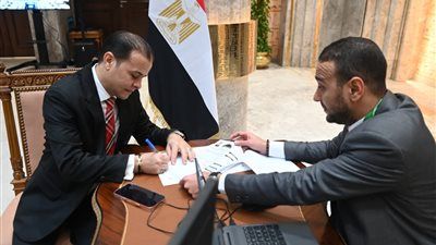 مدحت الكمار خلال استلامه كارنيه العضوية: مرحلة جديدة للدولة المصرية واولوياتي دعم قطاع الصناعة - الخليج الان