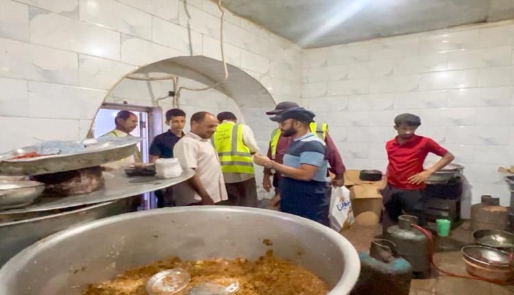 بن جرادي ينفذ حملة ميدانية لضبط المطاعم المخالفة لمعايير النظافة في صيرة بعدن