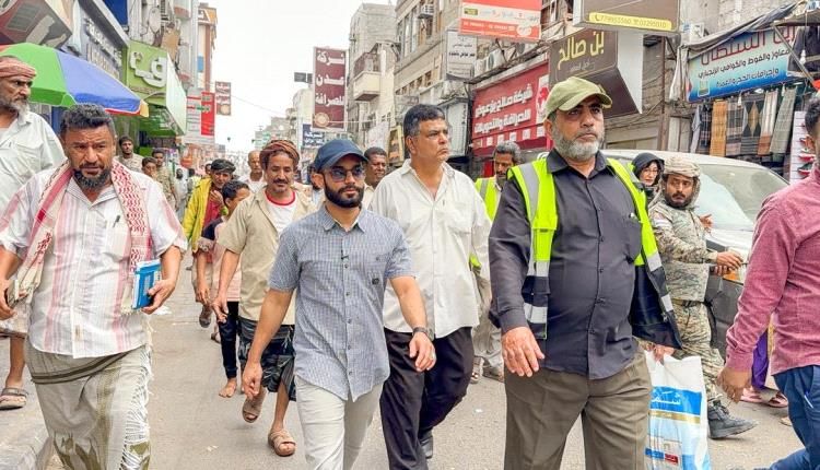 عدن.. مدير عام صيرة ينفذ نزولًا ميدانيًا لتفقد أسواق المديرية