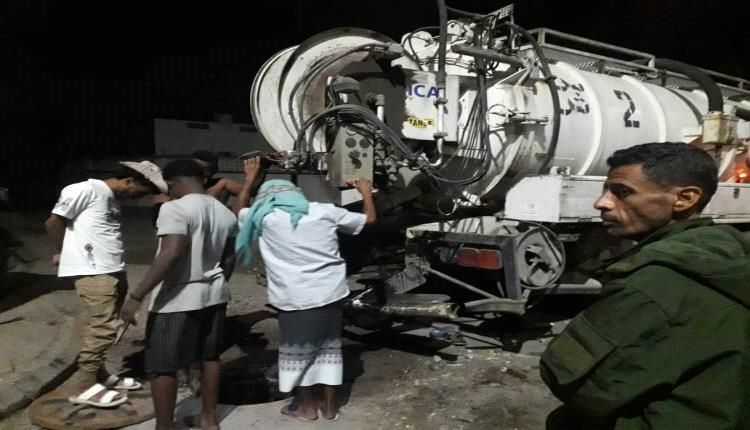 بتوجيهات مدير عام خورمكسر… لجنة الخدمات تعالج طفح مياه الصرف الصحي بحي الرشيد