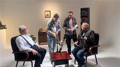 بعد شائعة وفاته.. أحدث ظهور لـ إبراهيم عيسى في بودكاست ولقاء إذاعي - الخليج الان