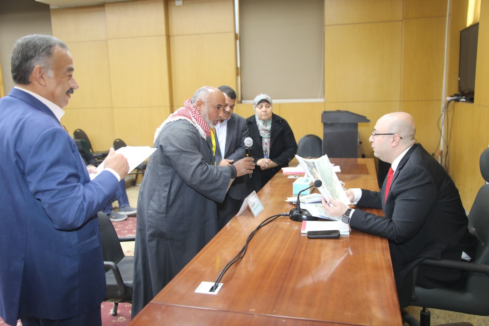 محافظ بني سويف يستمع لشكاوى المواطنين ويوجّه بحلول فورية - الخليج الان