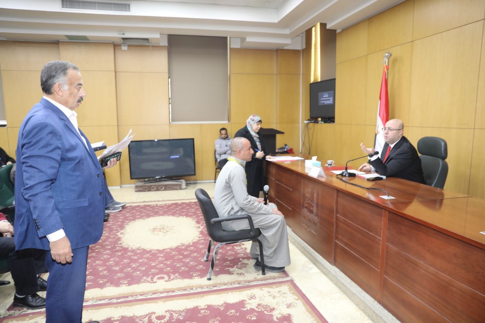 محافظ بني سويف يستمع لشكاوى المواطنين ويوجّه بحلول فورية - الخليج الان