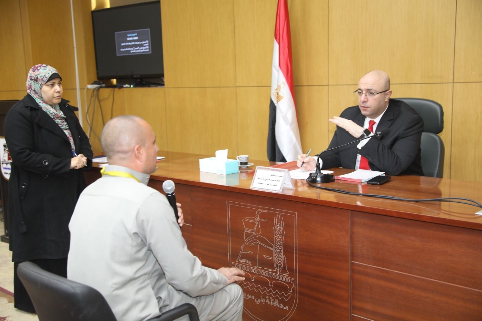محافظ بني سويف يستمع لشكاوى المواطنين ويوجّه بحلول فورية - الخليج الان