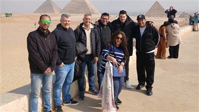 مدرب منتخب مصر لكرة اليد في جولة سياحية بالأهرامات - الخليج الان