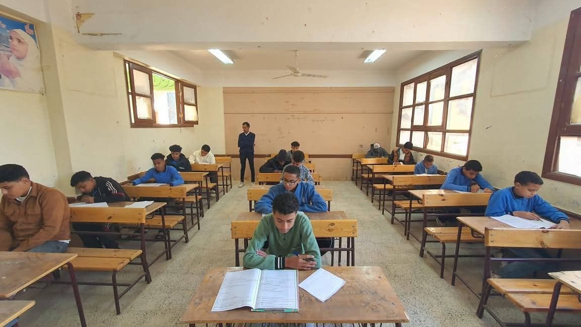 18545 طالباً يؤدون امتحانات الشهادة الإعدادية عبر 115 لجنة بمحافظة الأقصر - الخليج الان