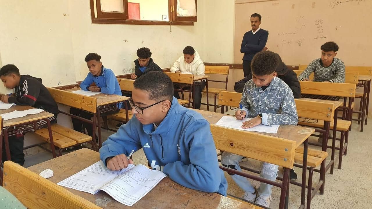 18545 طالباً يؤدون امتحانات الشهادة الإعدادية عبر 115 لجنة بمحافظة الأقصر - الخليج الان