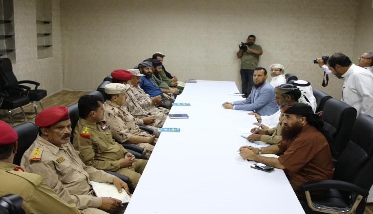 السلطة المحلية والتحالف يناقشان إعادة تموضع المعسكرات خارج نطاق العاصمة عدن
