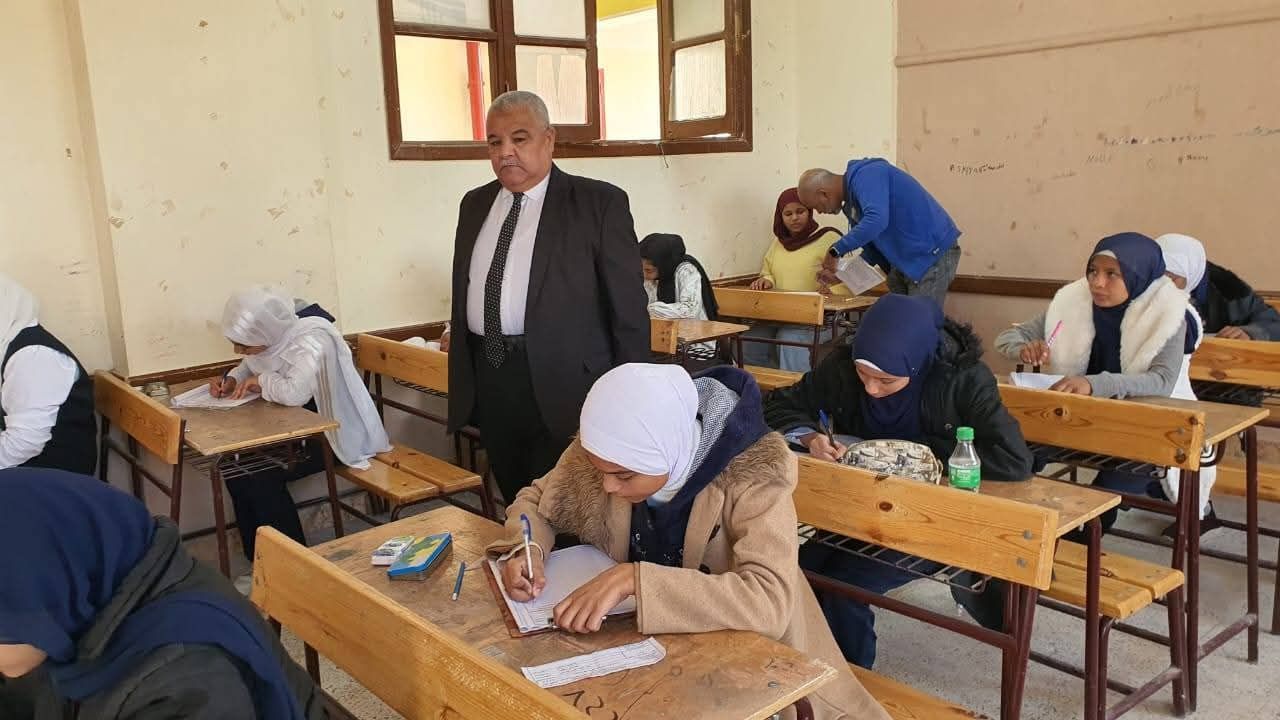 18545 طالباً يؤدون امتحانات الشهادة الإعدادية عبر 115 لجنة بمحافظة الأقصر - الخليج الان