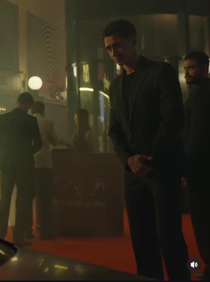 مسلسل بطل العالم الحلقة الأولى.. عصام عمر يبدأ مهمته في حراسة النجوم والفنانين - الخليج الان