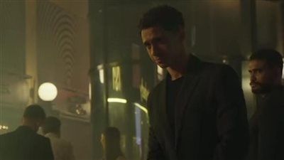 مسلسل بطل العالم الحلقة الأولى.. عصام عمر يبدأ مهمته في حراسة النجوم والفنانين - الخليج الان