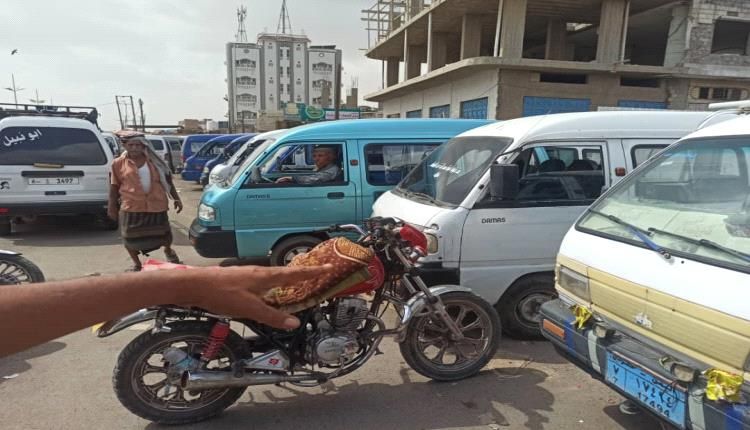 وقفة احتجاجية لمالكي وسائقي سيارات الاجرة خط صبر الوهط بتبن للمطالبة بوقف الرسوم الغير قانونية