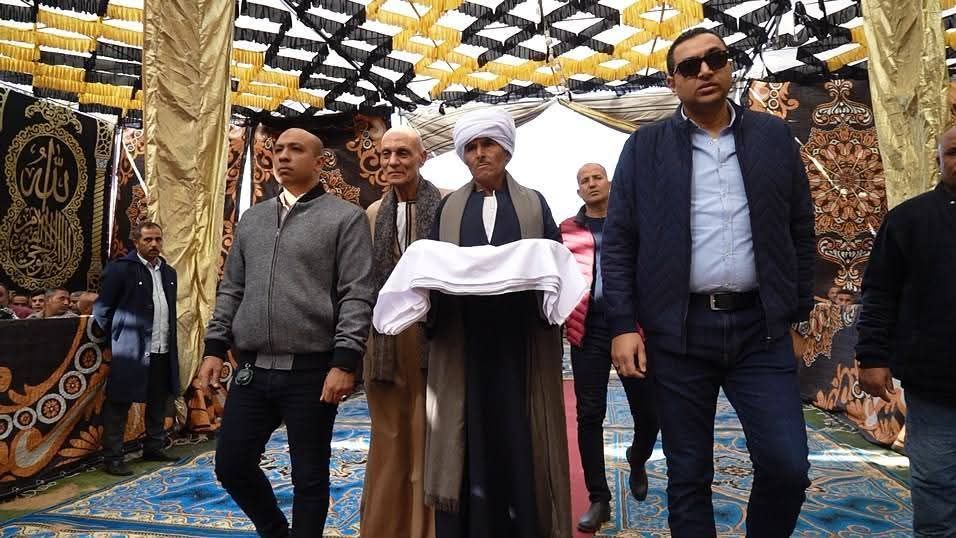 تقديم الكفن ينهي خصومة ثارية بين عائلتين بقرية ديروط ام نخله بالمنيا - الخليج الان