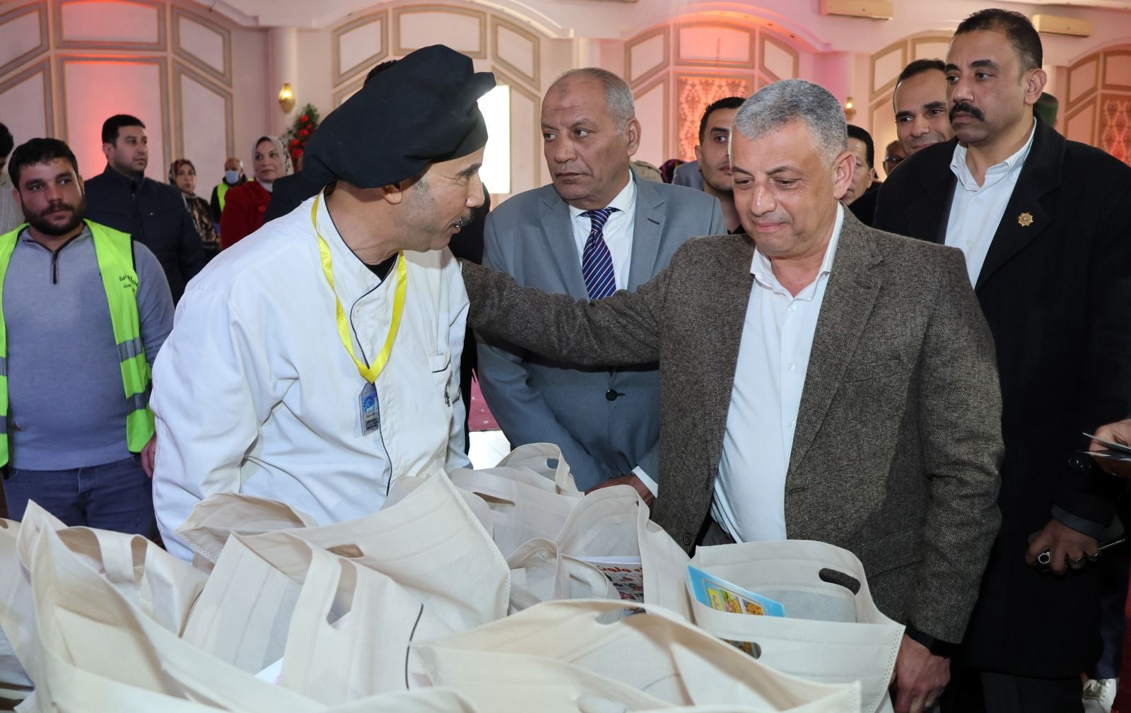 محافظ الإسماعيلية يتابع تجهيز مطبخ الخير استعدادًا لانطلاق الموجات الجديدة بمركز ومدينة الإسماعيلية - الخليج الان