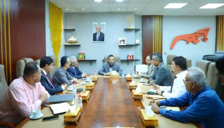 أولويات التنمية وتحسين القطاع الصحي وتنظيم حركة المركبات في عدن على طاولة المحافظ شيخ
