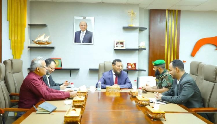 محافظ عدن يشدد على حماية الأراضي والممتلكات وتسريع معاملات المواطنين