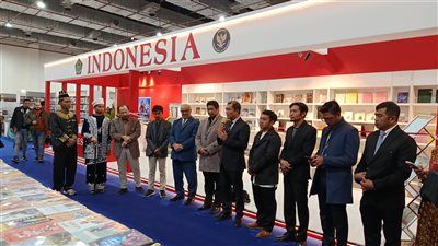 «بعد غياب 10 سنوات».. إندونيسيا تبهر زوار معرض القاهرة الدولي للكتاب بكنوزها العلمية - الخليج الان