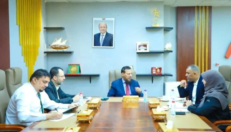 محافظ عدن: سنستمر في صرف هذا الحقٌّ المشروع للمعلمين