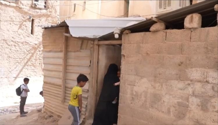 نازحة في سيئون تروي مأساة الفقد والنزوح وغياب الإغاثة منذ تسع سنوات