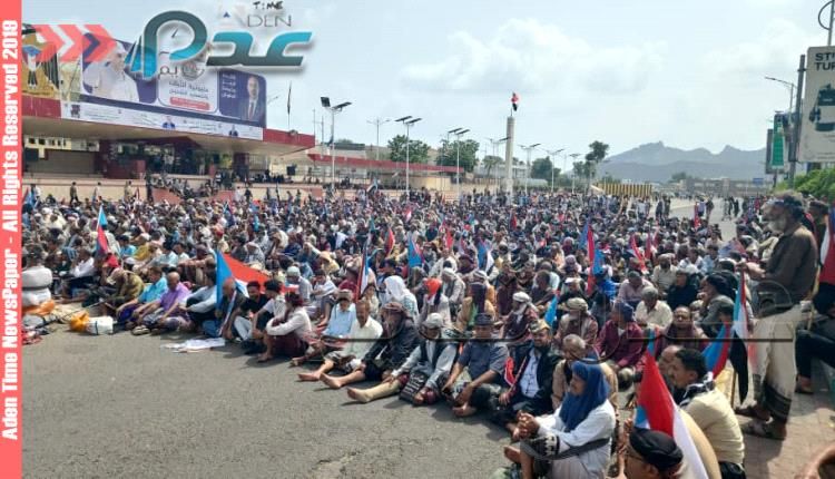 الآلاف يؤدون صلاة الجمعة ويتظاهرون في ساحة العروض بخور مكسر استجابة لدعوة الرئيس الزبيدي