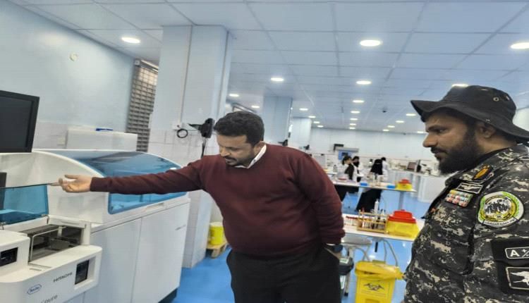 قائد قوات حرس المنشآت يزور المختبرات الطبية في عدن