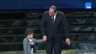 عيد الشرطة الـ 74.. الطفل ابن الشهيد رامي يحتضن الرئيس السيسي للمرة التانية - الخليج الان