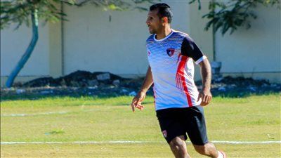 40 عاما ولا يفكر في الإعتزال..أيمن سعد القناص الذي استقر به الحال في دفاع سمسطا من أجل الجماهير - الخليج الان