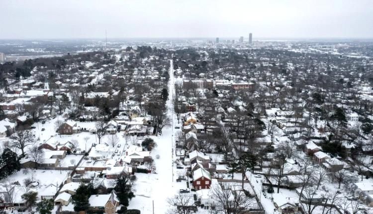 عواصف "تاريخية" تُربِك أميركا.. وتلغي آلاف الرحلات الجوية