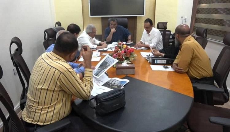 وكيل عدن يترأس اجتماعاً لتعزيز أداء القطاع الصحي ويتفقد سير الأعمال الإنشائية لمختبر رقابة الأدوية