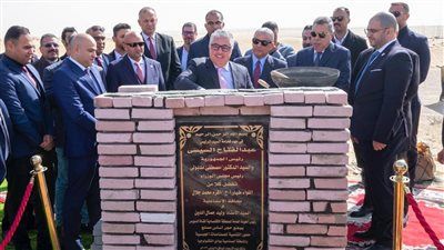 رئيس اقتصادية قناة السويس ومحافظ الإسماعيلية يشهدان وضع حجر أساس مصنع «إندستريال هاوس» للمنتجات الجبسية - الخليج الان